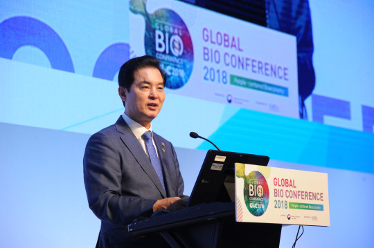 27일 서울 강남구 그랜드 인터컨티넨탈 서울 파르나스에서 열린 '2018년 글로벌 바이오 콘퍼런스'에서 류영진 식품의약품안전처장이 인사말을 하고 있다.<식품의약품안전처 제공>